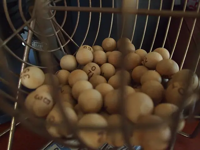 Bingokugler i et trådbur