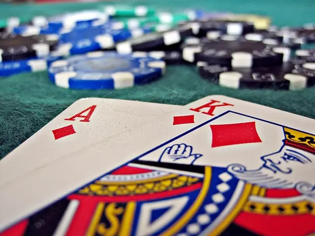 Blackjack-hånd med kort og jetoner på bordet