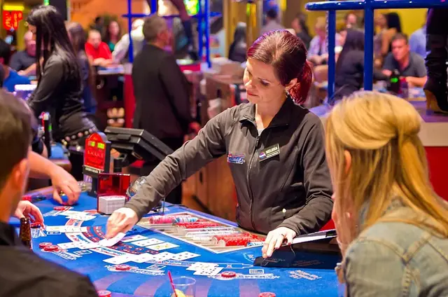 Croupier ved et spillebord i et casino