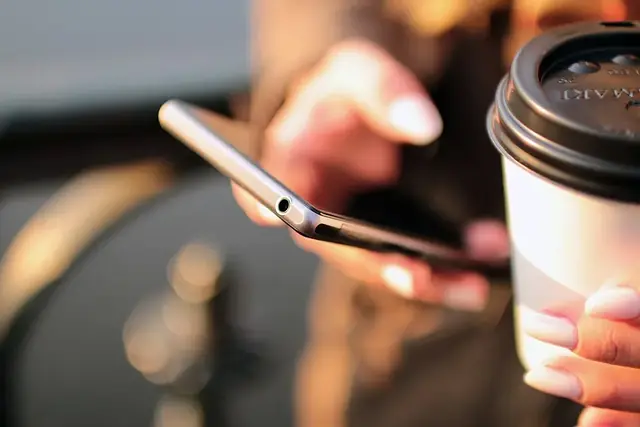 Smartphone i hånden