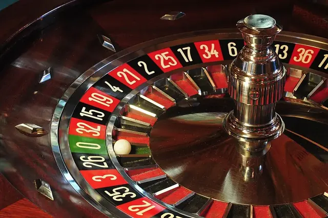 Roulettebord med hjul og jetoner i et casino